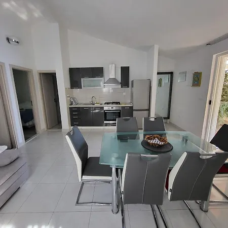 Hidden Gem - Beachfront Apartment *
