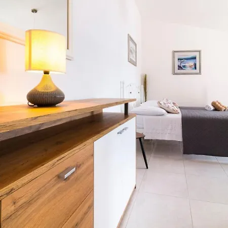 Apartment Hidden Gem - Beachfront Bogomolje