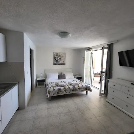 Apartment Hidden Gem - Beachfront Bogomolje
