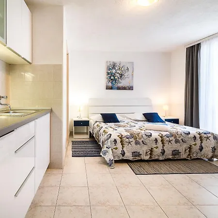 Hidden Gem - Beachfront Apartment Bogomolje