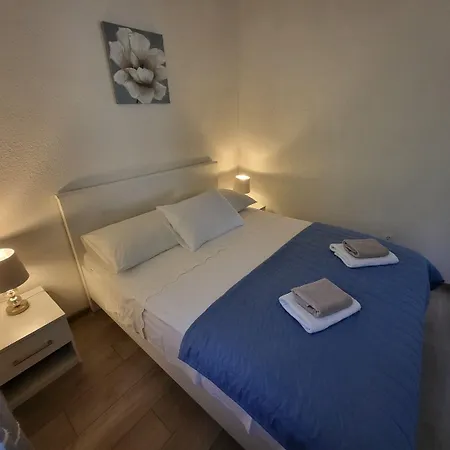 Hidden Gem - Beachfront Apartment Bogomolje