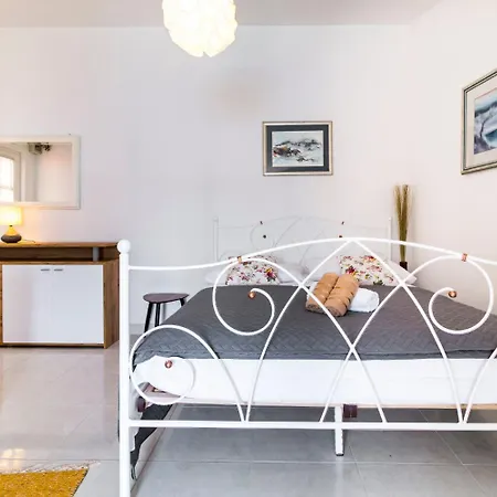 Apartment Hidden Gem - Beachfront Bogomolje