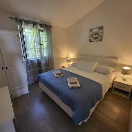 Hidden Gem - Beachfront * Bogomolje