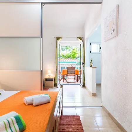 Hidden Gem - Beachfront Apartment Bogomolje