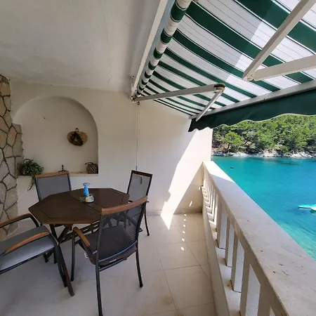 Hidden Gem - Beachfront *
