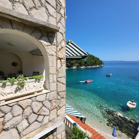 Hidden Gem - Beachfront * Bogomolje