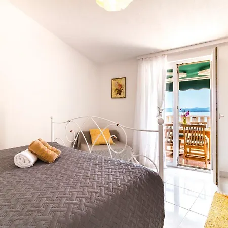 Hidden Gem - Beachfront * Bogomolje