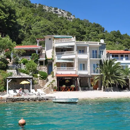 Hidden Gem - Beachfront Apartment Bogomolje