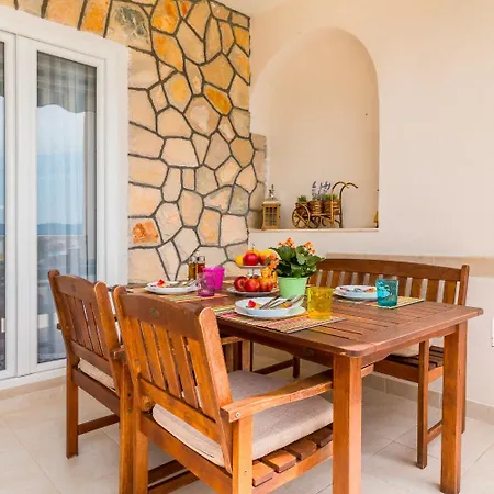 Hidden Gem - Beachfront Apartment